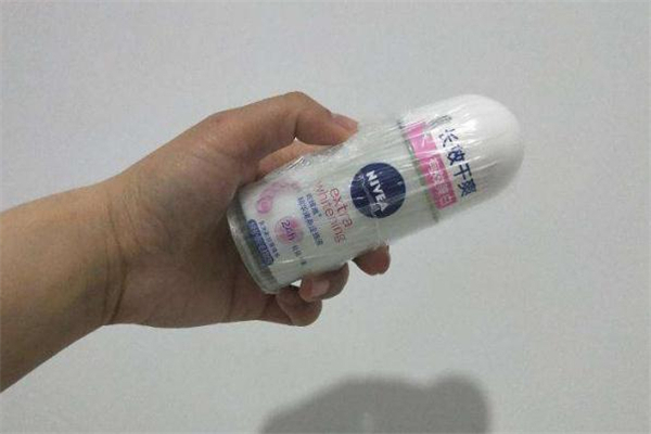 止汗露可以涂在衣服上嗎 止汗露會(huì)染黃衣服嗎 止汗露可以涂在衣服上嗎 止汗露會(huì)染黃衣服嗎