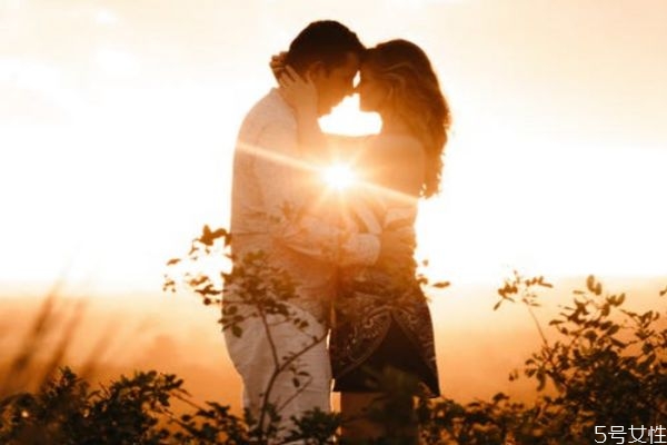 男生會撩你卻忽冷忽熱 男人忽冷忽熱說明什么 男生會撩你卻忽冷忽熱 男人忽冷忽熱說明什么