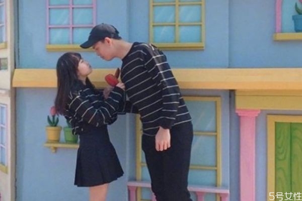 他愛你和玩你的表現(xiàn) 如何區(qū)分男人愛你還是玩你的 他愛你和玩你的表現(xiàn) 如何區(qū)分男人愛你還是玩你的