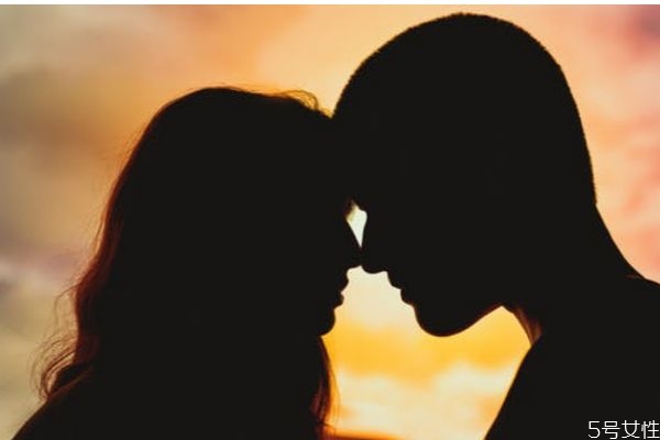 他愛你和玩你的表現(xiàn) 如何區(qū)分男人愛你還是玩你的 他愛你和玩你的表現(xiàn) 如何區(qū)分男人愛你還是玩你的