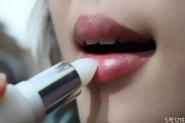 嘴唇顏色暗怎樣改善 嘴唇黑怎樣變回紅潤 嘴唇顏色暗怎樣改善 嘴唇黑怎樣變回紅潤