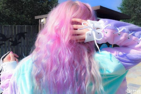 染發(fā)前用了護(hù)發(fā)素怎么辦 染發(fā)劑能和護(hù)發(fā)素一起用嗎 染發(fā)前用了護(hù)發(fā)素怎么辦 染發(fā)劑能和護(hù)發(fā)素一起用嗎