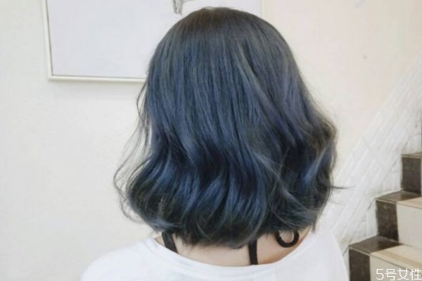 染發(fā)前用了護(hù)發(fā)素怎么辦 染發(fā)劑能和護(hù)發(fā)素一起用嗎 染發(fā)前用了護(hù)發(fā)素怎么辦 染發(fā)劑能和護(hù)發(fā)素一起用嗎