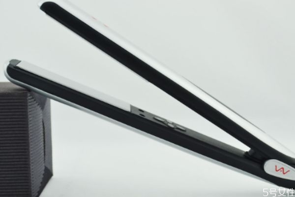 直發(fā)器傷頭發(fā)嗎 直發(fā)器怎么用才能把傷害降低 直發(fā)器傷頭發(fā)嗎 直發(fā)器怎么用才能把傷害降低