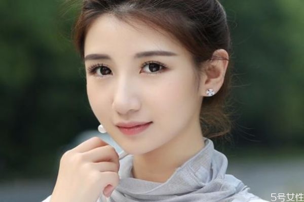 脖子上應(yīng)該怎么使用防曬霜 脖子上用多少防曬霜合適 脖子上應(yīng)該怎么使用防曬霜 脖子上用多少防曬霜合適