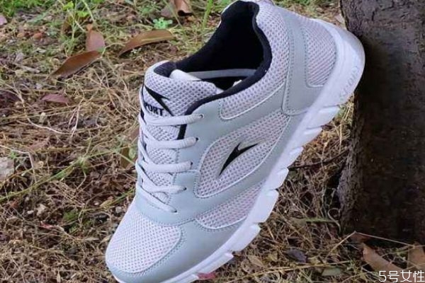 白色的網(wǎng)面鞋應該怎么清洗 白色的網(wǎng)面鞋清洗的方法 白色的網(wǎng)面鞋應該怎么清洗 白色的網(wǎng)面鞋清洗的方法