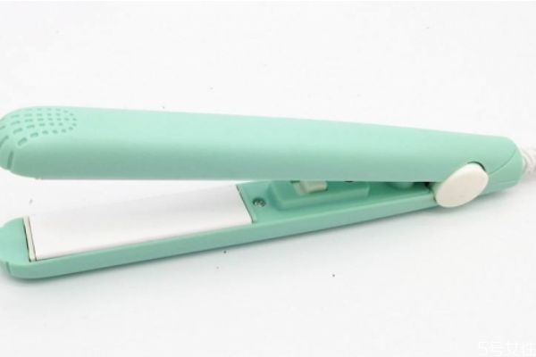 直發(fā)器傷頭發(fā)嗎 直發(fā)器怎么用才能把傷害降低 直發(fā)器傷頭發(fā)嗎 直發(fā)器怎么用才能把傷害降低