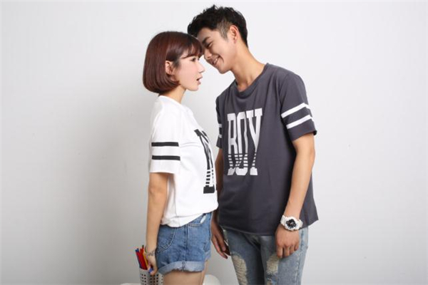 求婚用多少玫瑰花合適 求婚用什么顏色的玫瑰好 求婚用多少玫瑰花合適 求婚用什么顏色的玫瑰好