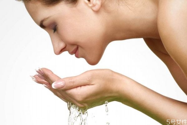 臉上什么都不擦好嗎 皮膚需不需要護(hù)膚品 臉上什么都不擦好嗎 皮膚需不需要護(hù)膚品