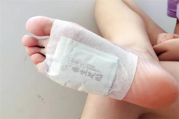 貼足貼腳底為什么出油 足貼排出來的油是什么 貼足貼腳底為什么出油 足貼排出來的油是什么