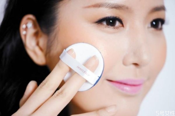 化妝時(shí)臉上搓泥是什么原因 化妝時(shí)臉上搓泥是什么原因