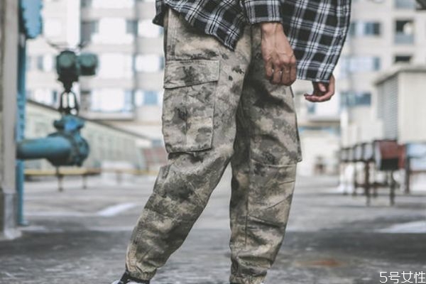 工裝褲配什么上衣好看 工裝褲應(yīng)該怎么搭配 工裝褲配什么上衣好看 工裝褲應(yīng)該怎么搭配