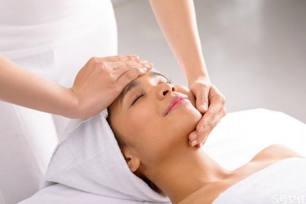 從臉上擠出的黃白色粒粒是什么 臉粗糙怎么才能變細(xì)膩 從臉上擠出的黃白色粒粒是什么 臉粗糙怎么才能變細(xì)膩