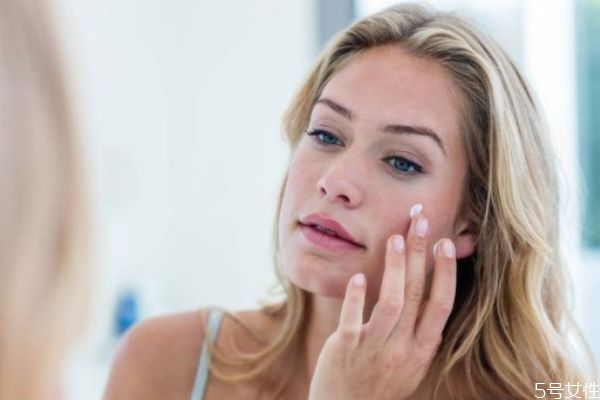 化妝時(shí)臉上搓泥是什么原因 化妝時(shí)臉上搓泥是什么原因