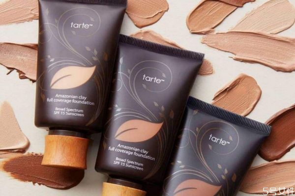 粉底可以直接涂臉上嗎 粉底液是直接涂上去嗎 粉底可以直接涂臉上嗎 粉底液是直接涂上去嗎