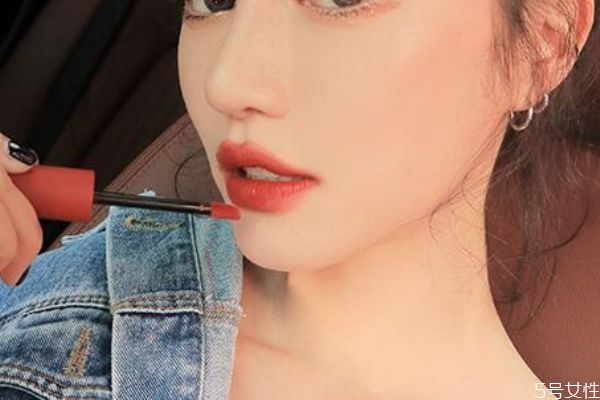 口紅是鏡面好還是霧面好 口紅啞光和鏡面的區(qū)別 口紅是鏡面好還是霧面好 口紅啞光和鏡面的區(qū)別