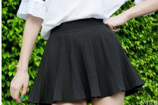 超短裙應該怎么搭配上衣 超短裙的搭配技巧 超短裙應該怎么搭配上衣 超短裙的搭配技巧
