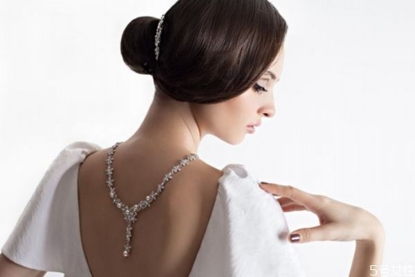 背上的痘痘應(yīng)該怎么去除 背上的痘痘應(yīng)該怎么去除