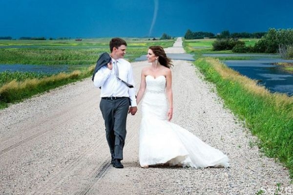 新婚夫妻應(yīng)該怎么相處 新婚夫妻的相處竅門 新婚夫妻應(yīng)該怎么相處 新婚夫妻的相處竅門