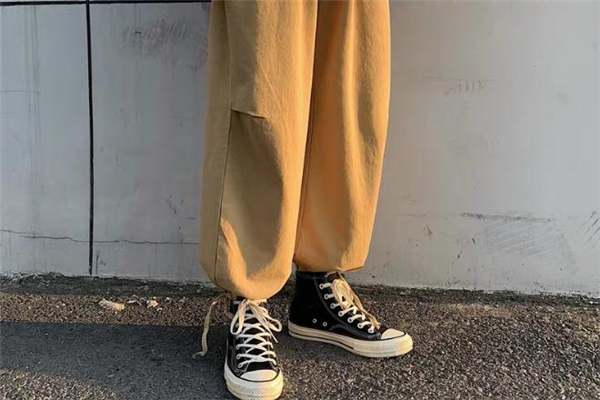 什么顏色的束腳褲百搭 什么顏色的束腳褲百搭