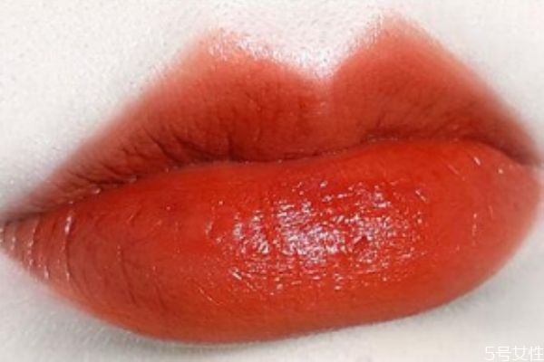 口紅是鏡面好還是霧面好 口紅啞光和鏡面的區(qū)別 口紅是鏡面好還是霧面好 口紅啞光和鏡面的區(qū)別