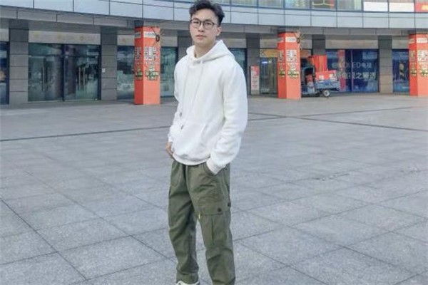 軍綠色褲子配什么顏色上衣 軍綠色褲子配什么顏色上衣