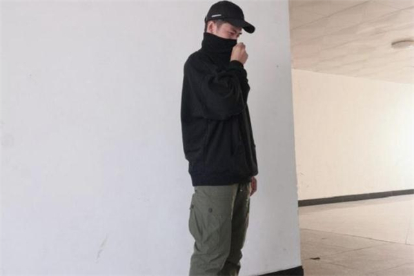 軍綠色褲子配什么顏色上衣 軍綠色褲子配什么顏色上衣