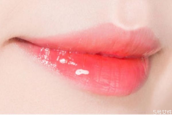 唇彩和唇膏有什么區(qū)別 唇彩和唇膏哪個持久 唇彩和唇膏有什么區(qū)別 唇彩和唇膏哪個持久