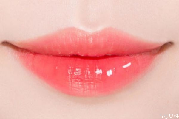 唇彩和唇膏有什么區(qū)別 唇彩和唇膏哪個持久 唇彩和唇膏有什么區(qū)別 唇彩和唇膏哪個持久