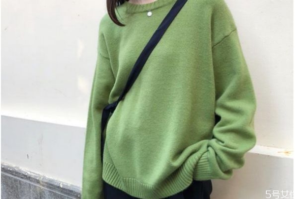 綠色衣服配什么顏色褲子 綠色衣服應該怎么搭配 綠色衣服配什么顏色褲子 綠色衣服應該怎么搭配