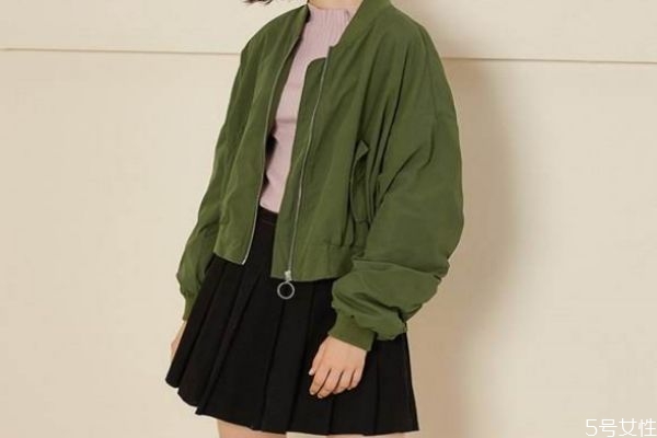 綠色衣服配什么顏色褲子 綠色衣服應該怎么搭配 綠色衣服配什么顏色褲子 綠色衣服應該怎么搭配