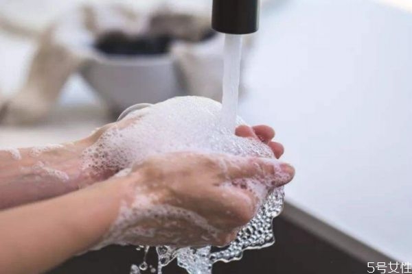 皮膚愛出油應該用什么洗面奶 油性皮膚的洗面奶選擇 皮膚愛出油應該用什么洗面奶 油性皮膚的洗面奶選擇