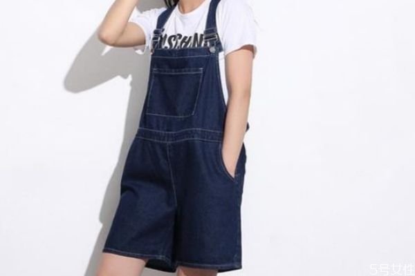 背帶褲怎么搭配上衣 背帶褲的搭配方法 背帶褲怎么搭配上衣 背帶褲的搭配方法