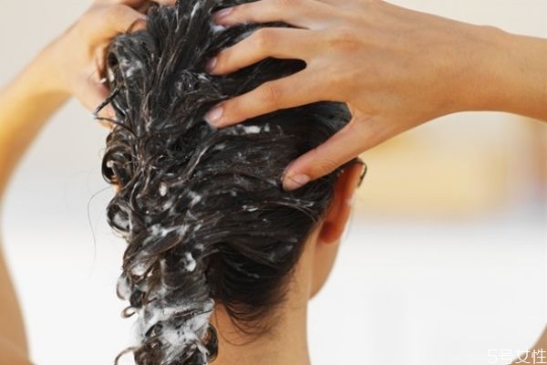 護(hù)發(fā)素和洗發(fā)水的使用順序 護(hù)發(fā)素和發(fā)膜先后順序 護(hù)發(fā)素和洗發(fā)水的使用順序 護(hù)發(fā)素和發(fā)膜先后順序