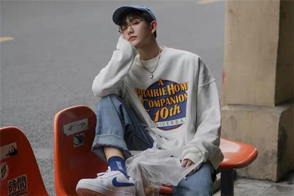 白色衛(wèi)衣配什么帽子好看 白色衛(wèi)衣搭配帽子圖片 白色衛(wèi)衣配什么帽子好看 白色衛(wèi)衣搭配帽子圖片