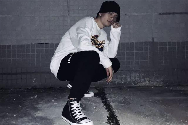 白色衛(wèi)衣配什么帽子好看 白色衛(wèi)衣搭配帽子圖片 白色衛(wèi)衣配什么帽子好看 白色衛(wèi)衣搭配帽子圖片