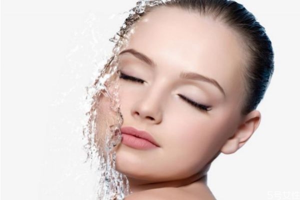 冷水和熱水哪個(gè)對皮膚好 皮膚差用冷水洗還是熱水好 冷水和熱水哪個(gè)對皮膚好 皮膚差用冷水洗還是熱水好