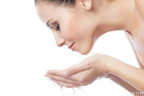 冷水和熱水哪個(gè)對皮膚好 皮膚差用冷水洗還是熱水好 冷水和熱水哪個(gè)對皮膚好 皮膚差用冷水洗還是熱水好