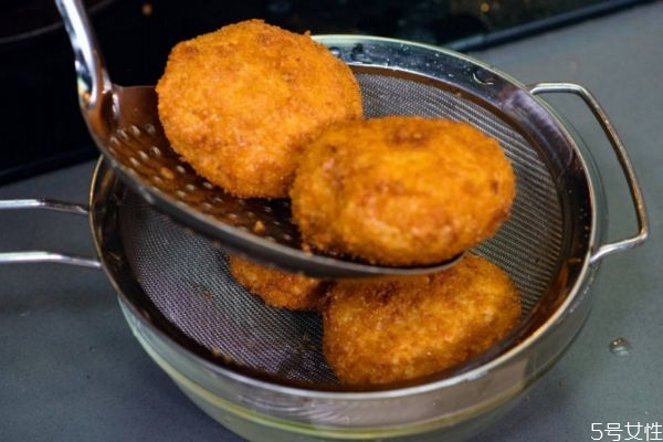 可樂(lè)餅怎么做好吃 可樂(lè)餅的居家做法 可樂(lè)餅怎么做好吃 可樂(lè)餅的居家做法