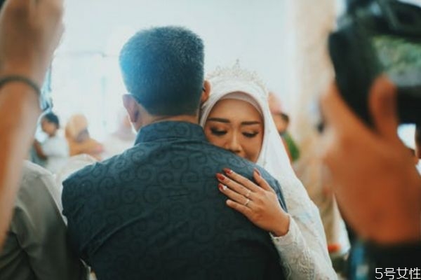 容易招男生喜歡的女孩是怎樣的 對付男人要以靜制動 容易招男生喜歡的女孩是怎樣的 對付男人要以靜制動