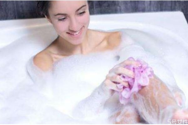 天天洗澡皮膚會變白嗎 怎樣洗澡能夠美白 天天洗澡皮膚會變白嗎 怎樣洗澡能夠美白