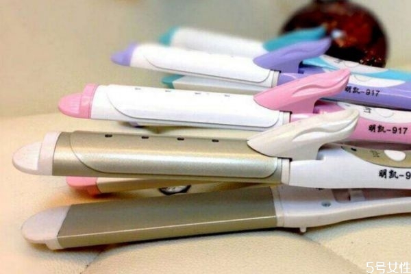 使用卷發(fā)棒前的準(zhǔn)備工作 卷發(fā)棒的正確打開方式 使用卷發(fā)棒前的準(zhǔn)備工作 卷發(fā)棒的正確打開方式