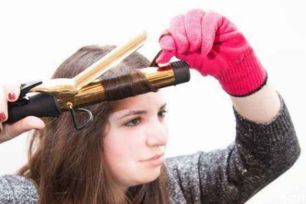 使用卷發(fā)棒前的準(zhǔn)備工作 卷發(fā)棒的正確打開方式 使用卷發(fā)棒前的準(zhǔn)備工作 卷發(fā)棒的正確打開方式