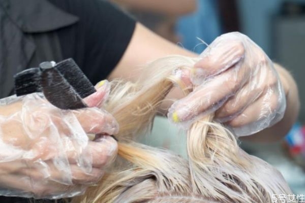 先燙后染好還是先染后燙好 先染后燙頭發(fā)會變直嗎 先燙后染好還是先染后燙好 先染后燙頭發(fā)會變直嗎