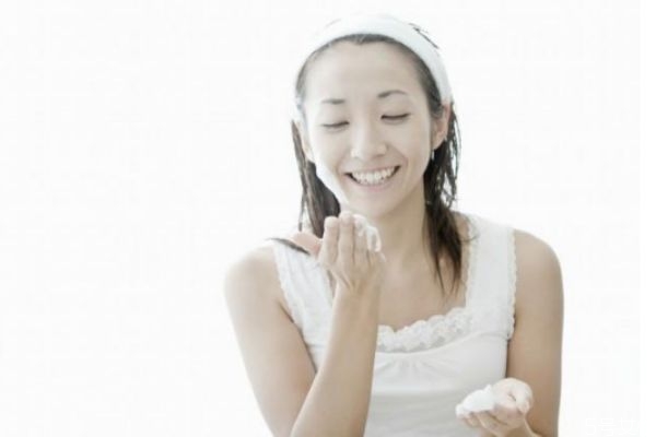 用了去角質還需不需要用洗面奶 去角質跟洗面奶哪個先用