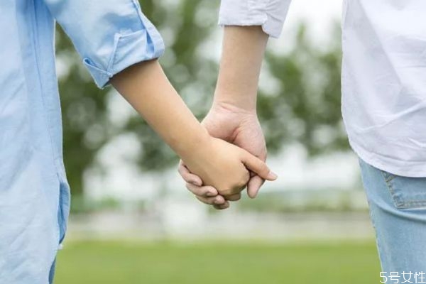 熱戀期的男生的表現(xiàn)有哪些 男生談戀愛多久才會(huì)膩 熱戀期的男生的表現(xiàn)有哪些 男生談戀愛多久才會(huì)膩