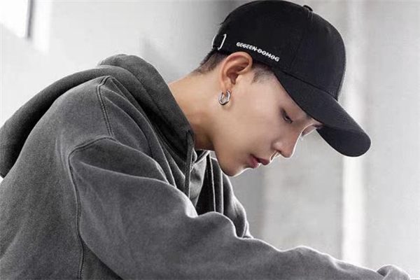 黑色棒球帽配什么衣服 黑色棒球帽搭配圖片 黑色棒球帽配什么衣服 黑色棒球帽搭配圖片