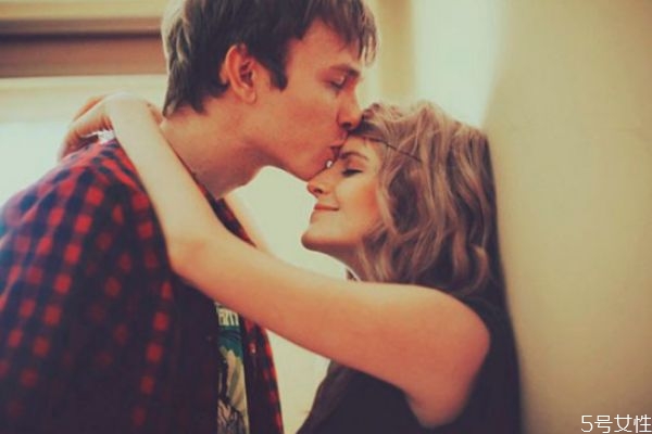 熱戀期的男生的表現(xiàn)有哪些 男生談戀愛多久才會(huì)膩 熱戀期的男生的表現(xiàn)有哪些 男生談戀愛多久才會(huì)膩