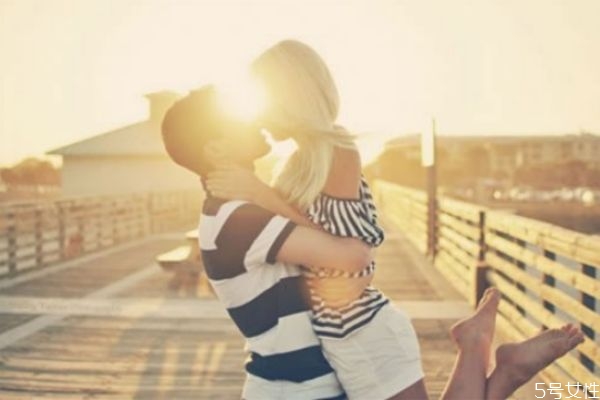 熱戀期的男生的表現(xiàn)有哪些 男生談戀愛多久才會(huì)膩 熱戀期的男生的表現(xiàn)有哪些 男生談戀愛多久才會(huì)膩