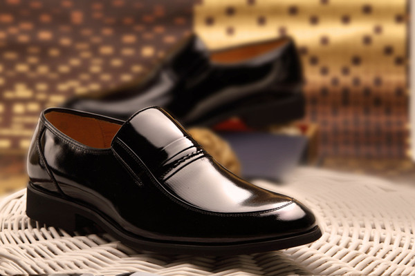 油皮皮鞋和光面皮怎么辨別 油皮皮鞋和光面皮的區(qū)別 油皮皮鞋和光面皮怎么辨別 油皮皮鞋和光面皮的區(qū)別